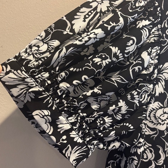 Vince Camuto Black and White Floral Blouse size M - Picture 3 of 6
